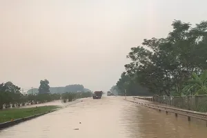 Ngập cao tốc Hà Nội - Thái Nguyên, CSGT chỉ đường thay thế