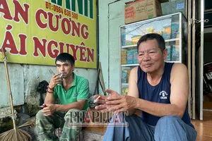 Người cha bơi trong lũ gần 4 tiếng đến nhà con gái ở Thái Nguyên: 'Thấy con cháu bình an là mừng rồi'