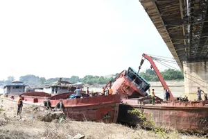 Huy động hàng chục cán bộ, phương tiện trục vớt tàu chìm vướng vào mố cầu Việt Trì