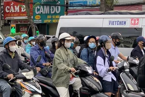 Người Hà Nội khoác áo ấm ra đường trong đợt lạnh đầu tiên