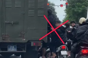 CSGT Hà Nội xử phạt nhóm thanh niên 'đầu trần' đeo bám xe chở phạm nhân