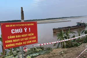 Phú Thọ công bố tình huống khẩn cấp sạt lở đê hữu sông Thao