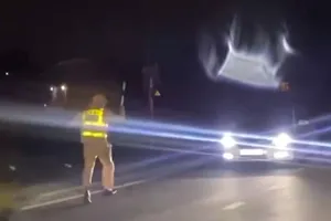 Trốn chốt kiểm tra nồng độ cồn, tài xế lùi ô tô xuống ruộng 