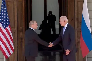 Tổng thống Mỹ Joe Biden và người đồng cấp Nga Vladimir Putin bắt tay nhau trước khi bắt đầu hội nghị thượng đỉnh Mỹ - Nga.