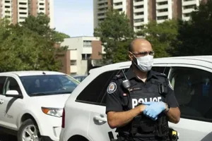 Lực lượng cảnh sát Toronto có mặt tại hiện trường nơi xảy ra vụ xả súng ở một buổi tiệc sinh nhật khiến ba trẻ nhỏ bị thương.