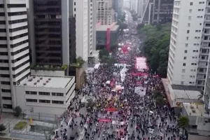 Hàng chục nghìn người dân Brazil xuống đường biểu tình phản đối cách xử lý dịch của chính quyền Tổng thống Bolsonaro.