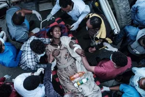 Một người dân bị thương sau cuộc không kích ở thị trấn Togoga, vùng Tigray, Ethiopia. 