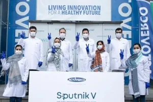 Các chuyên gia của công ty dược phẩm Iran, Actoverco, với lô vaccie Sputnik V thử nghiệm đầu tiên.