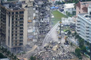 Sập CC ở Mỹ: 159 người còn bị kẹt, hư hỏng kết cấu được cảnh báo nhiều năm trước