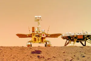 Robot tự hành Chúc Dung (Zhurong) di chuyển trên bề mặt sao Hỏa.