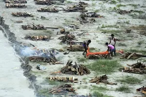 Người dân bang Uttar Pradesh chuẩn bị hỏa táng một thi thể bên bờ sông Hằng vào ngày 25-6.