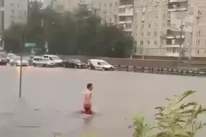 Đa phần người dân Moscow đều tỏ ra kinh hãi trước trận “siêu mưa” hôm 28-6, song một số người khác lại coi đây là cơ hội để đi bơi giữa lòng đường.
