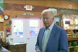 Tổng thống Mỹ Joe Biden có chuyến thăm đến một cửa hàng anh đào ở bang Michigan hôm 3-7.