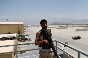 Một binh sĩ Afghanistan đứng gác ở căn cứ không quân Bagram của Mỹ, sau khi lính Mỹ rời khỏi nơi này, ngày 5-7. 