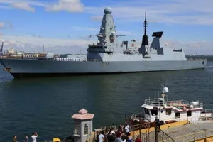 Tàu khu trục HMS Defender của Anh.
