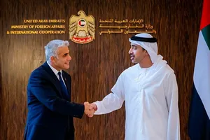 Ngoại trưởng Israel Yair Lapid (trái) tham gia sự kiện mở Đại sự quán nước này ở thủ đô Dubai, Các tiểu vương quốc Ả rập Thống Nhất, hồi tháng 6.