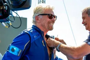 Nhà tỉ phú người Anh Richard Branson (trái) sau chuyến bay của anh ấy lên vũ trụ từ căn cứ ở bang New Mexico, vào ngày 11-7.