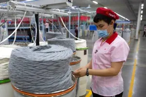 Một nữ công nhân làm việc tại nhà máy sản xuất sợi bông ở Tân Cương, Trung Quốc, ngày 20-4.