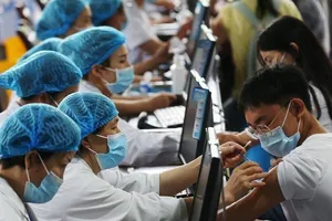 Khoảng 40% dân số Trung Quốc đã được tiêm vaccine ngừa COVID-19