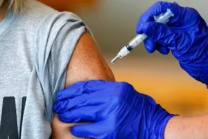 Một người phụ nữ được tiêm vaccine ngừa COVID-19 tại Trung tâm Y tế Cộng đồng Jordan Valley ở Missouri, ngày 12-7.