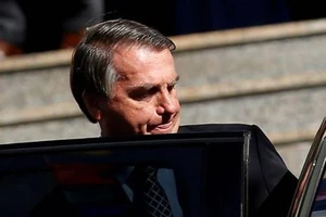 Tổng thống Brazil Jair Bolsonaro lên xe sau khi tham dự Thánh lễ tại một nhà thờ Công giáo ở Brasilia,vào ngày 1-7.