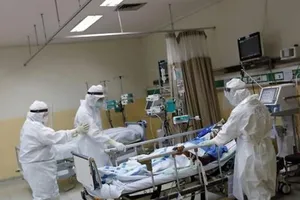 Các nhân viên y tế mặc đồ bảo hộ chuẩn bị chuyển một bệnh nhân đến phòng phẫu thuật từ phòng Chăm sóc Đặc biệt (ICU) tại Bệnh viện Persahabatan ở Jakarta, Indonesia, ngày 13-5-2020.