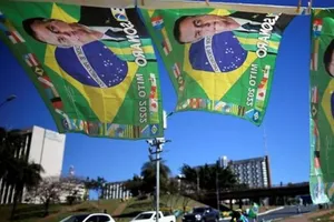 Lá cờ có in hình Tổng thống Brazil Jair Bolsonaro được bày bán trong cuộc biểu tình phản đối cách xử lý đại dịch COVID-19 của ông vào ngày 27-6.