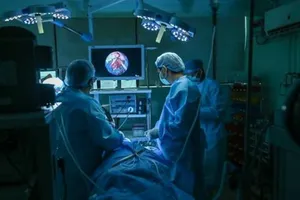 Các bác sĩ đang tiến hành phẫu thuật loại bỏ nấm đen trên người một bệnh nhân tại bệnh viện ở thành phố Ghaziabad, Ấn Độ.