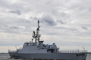 Tàu khu trục Sahand tham gia cuộc diễu binh hải quân trên sông Neva ở St.Petersburg với hơn 50 tàu chiến của Nga hôm 25-7. 