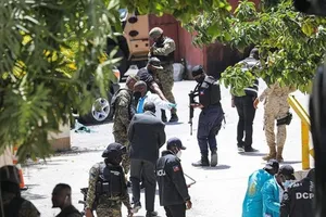 Lực lượng cảnh sát Haiti tìm kiếm bằng chứng bên ngoài dinh tổng thống vào ngày 7-7 ở thủ đô Port-au-Prince. 