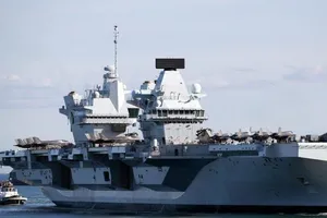 Tàu chiến lớn nhất của Hải quân Hoàng gia Anh, tàu sân bay Queen Elizabeth.