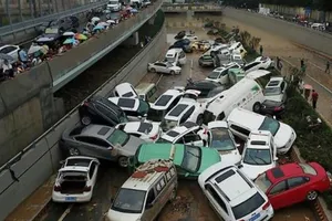 Những chiếc xe hơi nằm ngổn ngang ở lối vào của một đường hầm sau trận mưa lũ ở Trịnh Châu, tỉnh Hà Nam, vào ngày 22-7.