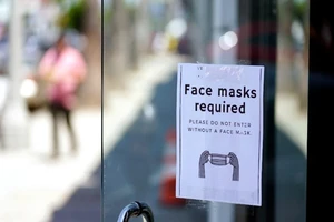 Trung tâm kiểm soát và phòng ngừa dịch bệnh Mỹ (CDC) đã khuyến cáo những người được tiêm vaccine đầy đủ đeo khẩu trang trở lại.