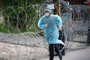 Nhân viên y tế được nhìn thấy tại Segambut Dalam, Malaysia vào ngày 27-6.