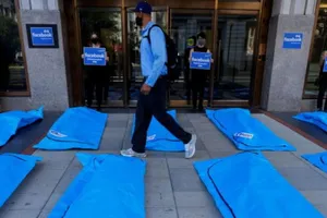 Những chiếc túi đựng thi thể được đặt trước trụ sở Facebook ở thủ đô Washington D.C, ngày 28-7.