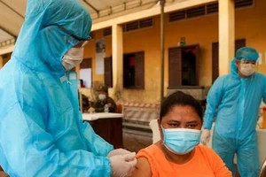 Nhân viên y tế Campuchia tiêm vaccine ngừa COVID-19 cho một người dân ở Phnom Penh, vào ngày 1-5.