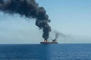 Khói bốc lên từ tàu chở dầu Mercer Street sau khi bị tấn công ngoài khơi vịnh Oman (biển Ả Rập) vào ngày 29-7.
