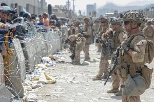 Quân đội Mỹ lập hàng rào kiểm soát tại sân bay Kabul.