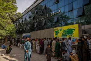 Người dân Afghanistan xếp hàng bên ngoài một ngân hàng ở Kabul, vào ngày 18-8.