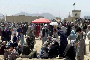 Người dân chờ đợi bên ngoài sân bay quốc tế Hamid Karzai ở Kabul, Afghanistan vào ngày 17-8.