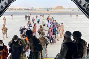 Người dân Afghanistan tiến lên máy bay để được di tản khỏi đất nước.