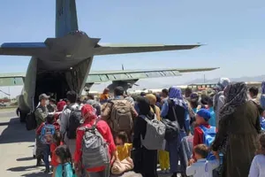 Người dân Afghanistan xếp hàng để chờ được lên máy bay rời khỏi đất nước.