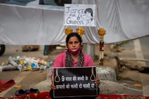 Người dân thủ đô New Delhi, Ấn Độ xuống đường biểu tình sau vụ việc một bé gái chín tuổi bị bốn người đàn ông hãm hiếp và sát hại.