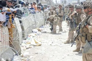 Binh sĩ Mỹ đứng canh gác bên trong sân bay Kabul.