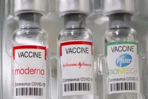 Ba lọ vaccine do các hãng dược phẩm Mỹ Moderna, Johnson & Johnson và Pfizer sản xuất.
