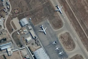 Sáu máy bay thương mại được nhìn thấy gần nhà ga chính của sân bay Mazar-i-Sharif, phía bắc Afghanistan, ngày 3-9.