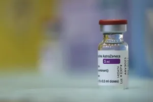 Một lọ vaccine ngừa COVID-19 AstraZeneca do Anh sản xuất. 