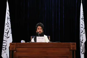 Phát ngôn viên của Taliban Zabihullah Mujahid phát biểu trong một cuộc họp báo ở Kabul.