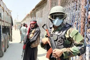​Các tay súng Taliban đứng canh gác tại thủ đô Kabul.