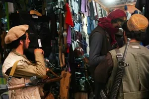 Các chiến binh Taliban mua sắm tại chợ Bush ở thủ đô Kabul.